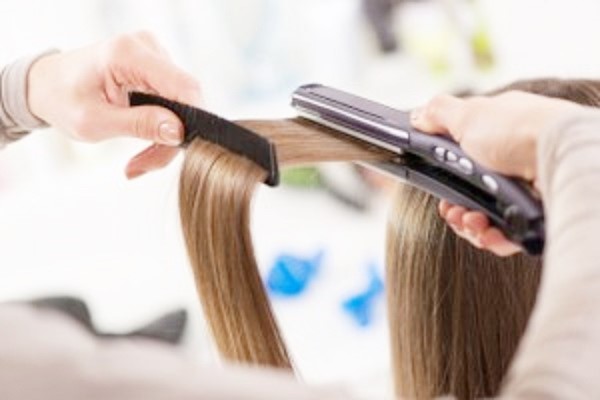 縮毛矯正やストレートパーマが髪の毛や頭皮に与える影響
